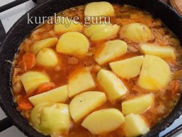 Колбаски из говядины тушеные с овощами