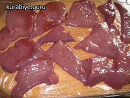 режем печень на кусочки
