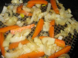 Свинина тушкована з овочами