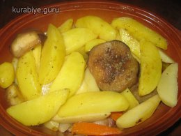 Свинина тушкована з овочами