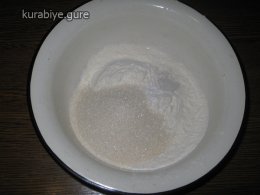 Медова коврижка зі сливами