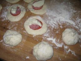Дрожжевой пирог с сыром и колбасой 