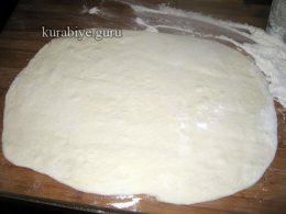Рулетики з яблуками та карамельним соусом