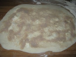 Рулетики з яблуками та карамельним соусом