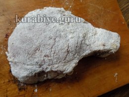 Обкачуємо котлету у борошні