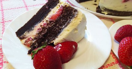 Шоколадный торт с клубникой