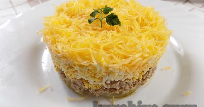 Чоловічий салат з яловичиною та маринованою цибулею