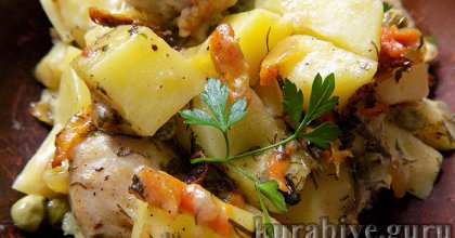 Курица тушеная с картофелем в сметанном соусе