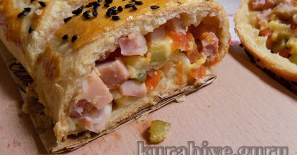 Пирог с ветчиной, сыром и маринованными огурцами