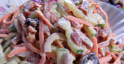Салат Каприз с копчёной колбасой