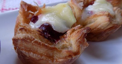 Закусочные корзинки с курицей и клюквенным джемом