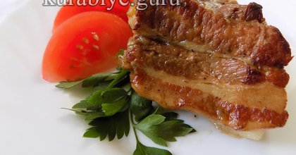 Тушеные свинные рёбрышки с яблоками и луком