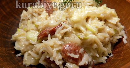 Рис із копченими ковбасками та цукіні