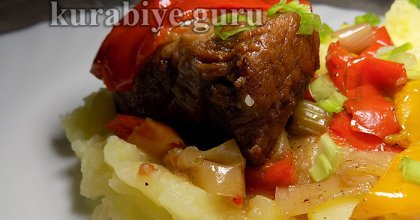 Говядина тушеная в вине с овощами
