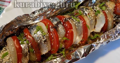 Скумбрия запечённая с помидорами и луком 
