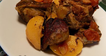 Тушеная говядина с овощами и зелёным горошком