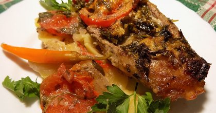 Баранина запечённая с картофелем и томатами в духовке
