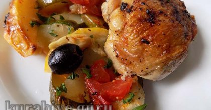 Запечённая курица с цуккини и помидорами 