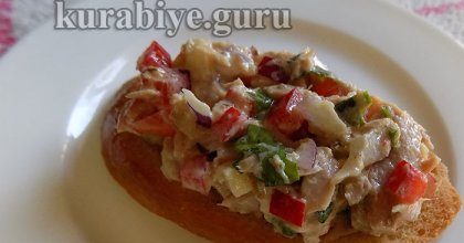 Гренки с тунцом и яблоками
