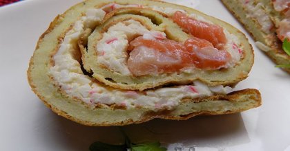 Кабачковий рулет з червоною рибою та крабовими паличками
