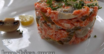 Салат с морковью, грибами и огурцами 