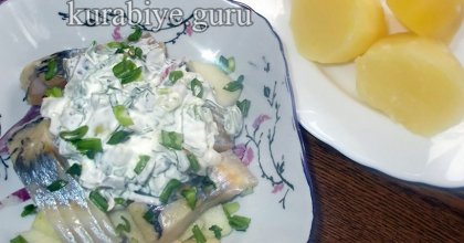 Закуска из солёной сельди с яблоком и сметанной заправкой