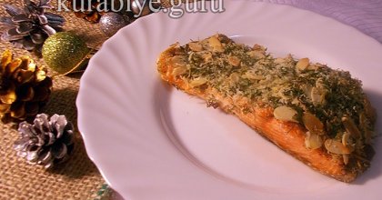 Запеченный лосось под сырно-ореховой шубкой
