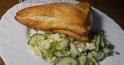 Салат из пекинской капусты с пирожками