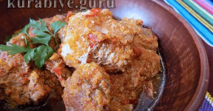 Свинина тушеная с овощами и грибами в горшочке