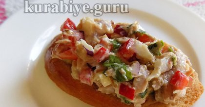 Грінки з тунцем і яблуками