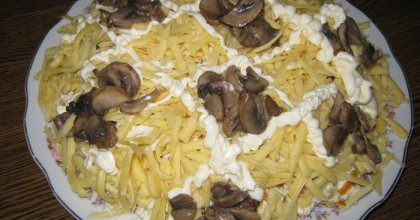 слоёный салат с курицей и грибами