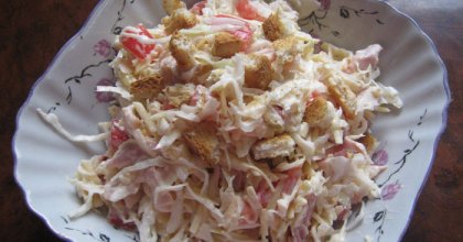 Салат с копченой курицей и сухариками