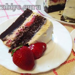 Шоколадный торт с клубникой