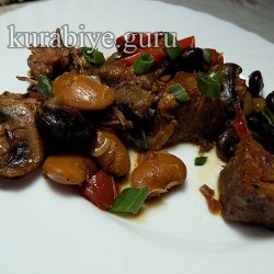 Тушеная фасоль с мясом и грибами