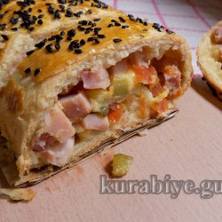 Пирог с ветчиной, сыром и маринованными огурцами