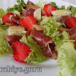 Салат з хамоном і полуницею