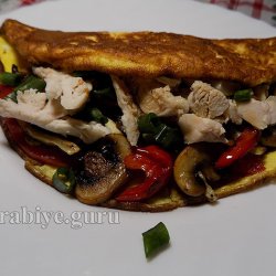 Куриный салат с овощами в омлете