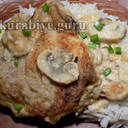 Свиная котлета с грибами в сырном соусе