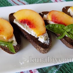 Грінки з персиком та козячим сиром