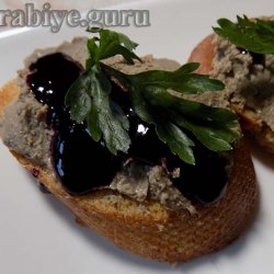 Паштет из куриной печени с вишнёво-смородиновым соусом 