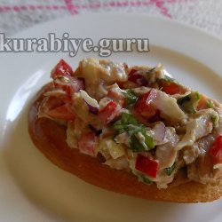 Гренки с тунцом и яблоками
