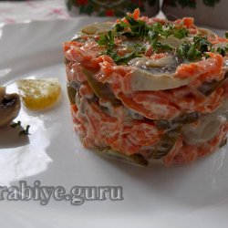 Салат с морковью, грибами и огурцами 
