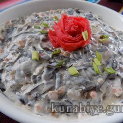 Салат із морської капусти з копченою рибою
