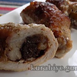 Крученики зі свинини з чорносливом і яблуками