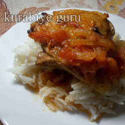 Курка тушкована у пряному соусі