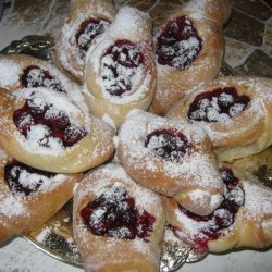 Булочки с вишней