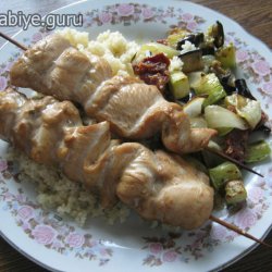 Курячі шашлички з салатом із кускусу та запечених овочів