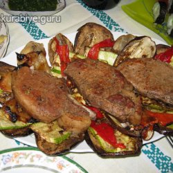 Мясо, запечённое в духовке, с овощами и зеленым соусом 