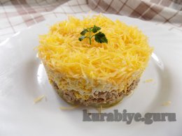 Чоловічий салат з яловичиною та маринованою цибулею