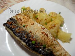 Скумбрия в чесночном соусе с обжаренным картофелем